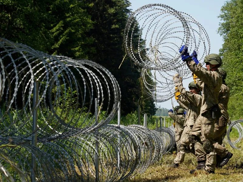 Letonia a declarat starea de urgenţă. Sute de migranţi din Belarus, la graniță. / Foto: dailysabah.com