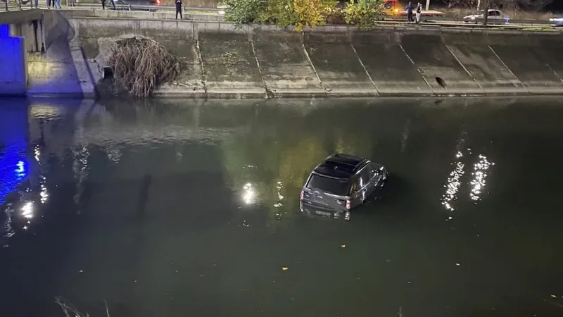 Un SUV Range Rover a plonjat în Dâmbovița. / Foto: infotraficromania.ro