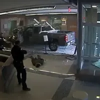 Un bărbat a intrat cu mașina în sediul Poliției. S-a oprit în lift. „Voia să se facă auzit” - FOTO: Captura video