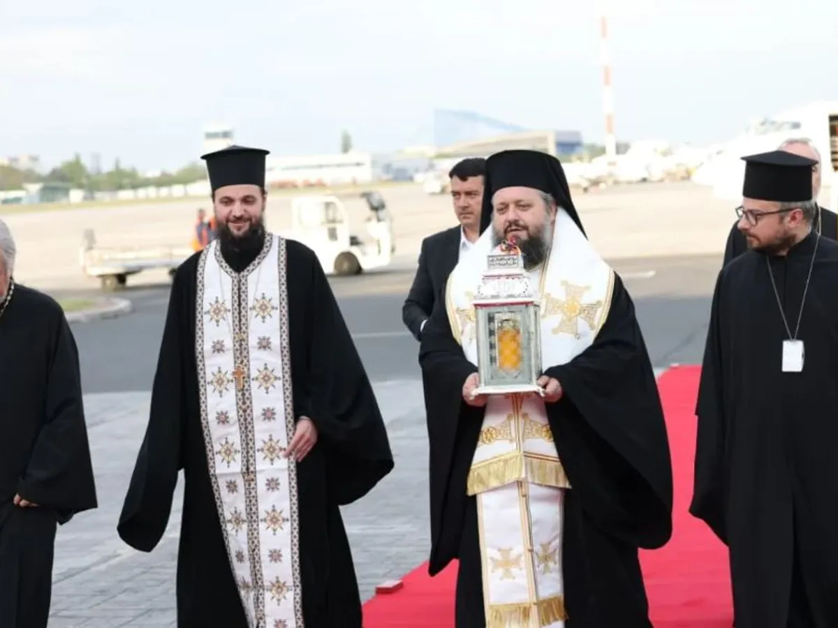 Lumina Sfântă a ajuns în România de la Ierusalim. A fost adusă cu un zbor privat