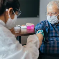 Vaccinare anti-COVID în rândul persoanelor în vârstă/FOTO: Getty