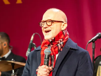 Joshua Schulman, CEO-ul Burberry, la gât cu un fular de la firma pe care o conduce - Foto: Profimedia Images