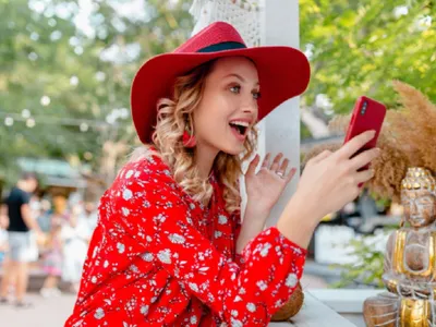 Locul unde nu trebuie să-ți lași niciodată telefonul când ești în concediu. Cum îl găsesc hoții? - Foto: Freepik (rol ilustrativ)