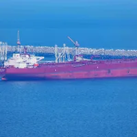 Cargoul petrolier Nordic Cygnus aşteaptă să fie încărcat în portul petrolier al oraşului Le Havre, din Franţa - Foto: Profimedia Images (Imagine cu caracter ilustrativ)