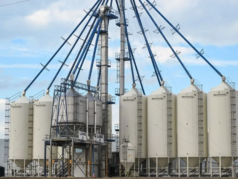 Containere de îngrășăminte multifuncționale, la un siloz de cereale din Ryley, Alberta, Canada - Foto: Profimedia Images