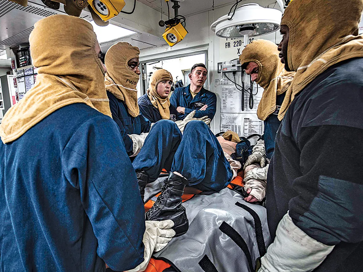 Un exercițiu de acordare a primului ajutor răniților, la bordul USS Carney, aflat în Spania