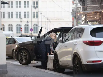 Dacă ești fostă Miss România și ai BMW X3 poți să sari și bordura ca să parchezi - Foto: spynews.ro