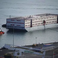 Solicitanții de azil din Marea Britanie, evacuați de pe barjă din cauza bacteriei Legionella (imagine cu rol ilustrativ)-Foto: Economic Times