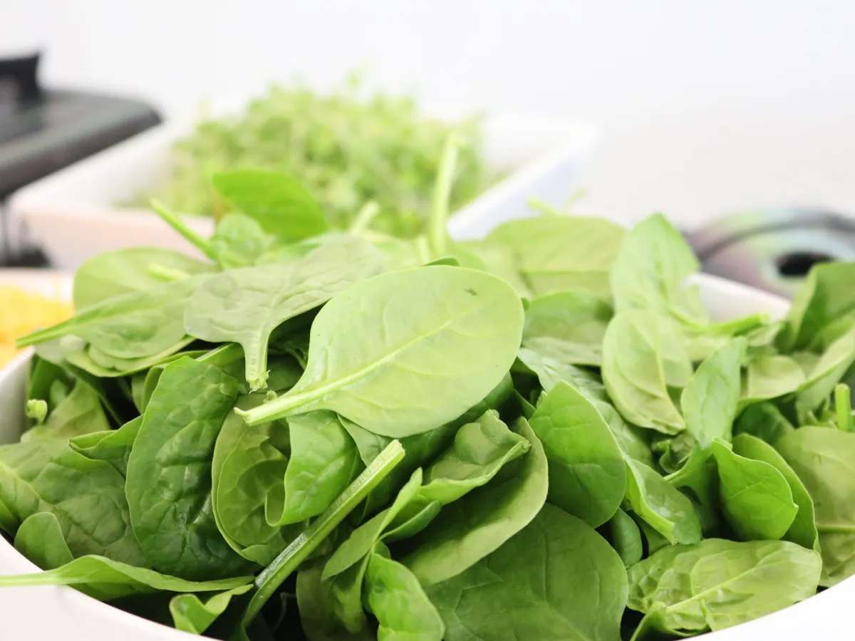 Escherichia coli și salmonella reprezintă o amenințare: spălați bine spanacul înainte de utilizare