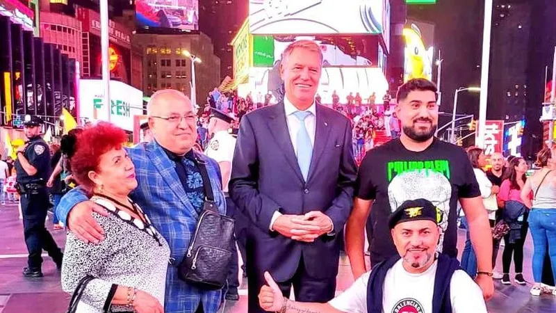 Manelistul s-a pozat cu președintele Iohannis în Time Square. / Foto: Sorinel Pustiu, Facebook