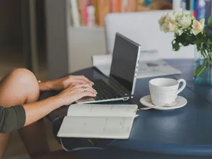 Femeie lucr\nd la laptop, la birou - Foto: Pexels/Peter Olexa