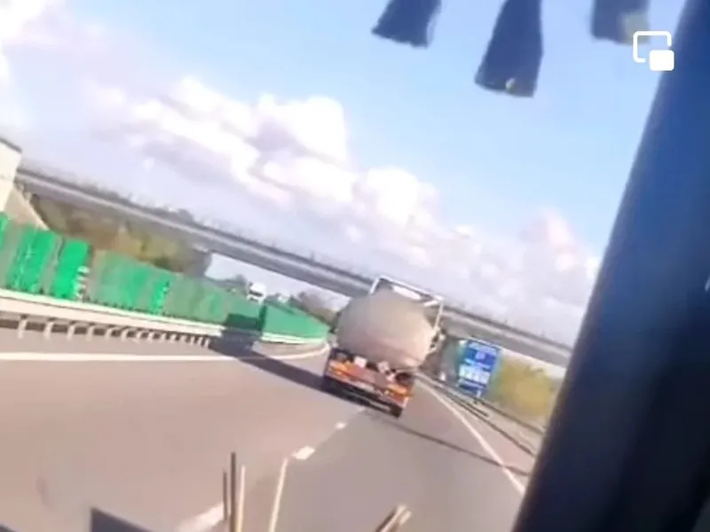 VIDEO Un șofer ucrainean, în zig-zag pe Autostrada A2: Transporta motorină. S-a sunat la 112 - Foto: Captură video