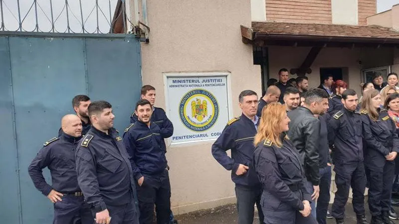 Angajați ai penitenciarului de la Codlea/FOTO: bzb.ro