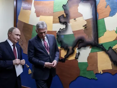 Vladimir Putin și Dimitri Peskov - Foto: Profimedia images