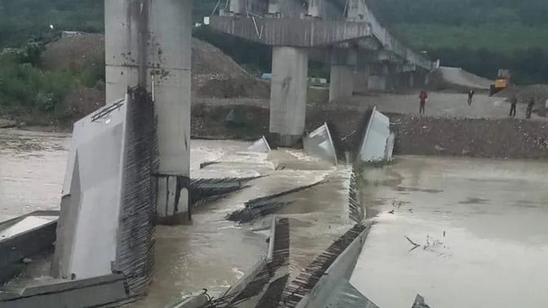 Urgie meteo, în nordul României. Grinzile unui pod peste Someș, dărâmate de vijelie - Foto: Facebook/Nicolae Moldovan