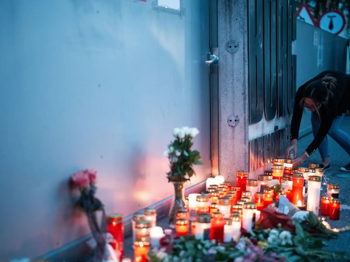 Candele şi flori sunt puse de austrieci, în faţa şcolii din Graz - Foto: Profimedia Images