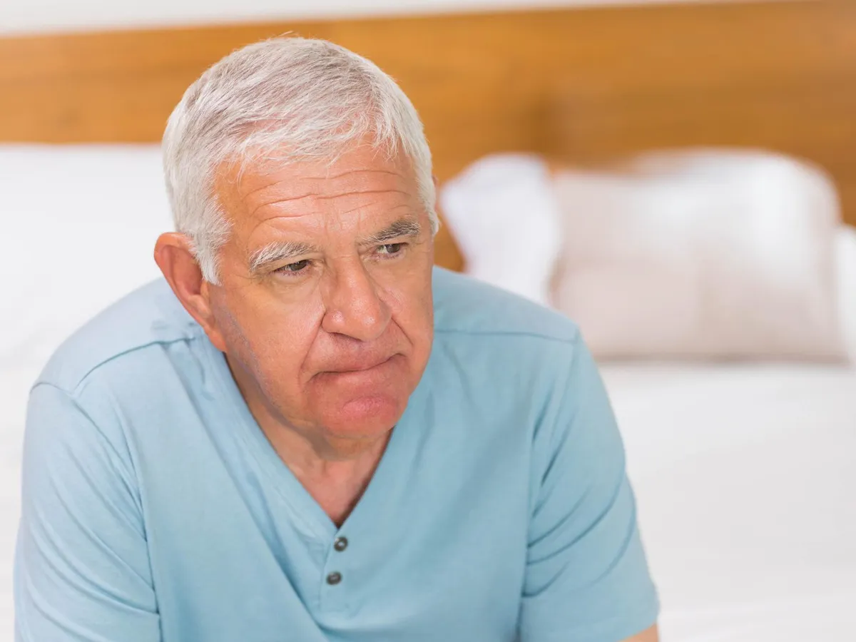 Pensionar gândindu-se că din pensie va cumpăra mai puține produse - Foto: Freepik