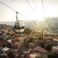 CĂLĂTORII ÎN AER Gondola din Medellín, inaugurată în 2004, nu este doar o atracție  turistică. Este, de asemenea, un sprijin pentru mulți dintre cei mai săraci locuitori și un simbol  al transformării orașului.