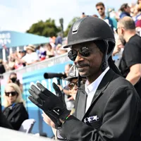 Snoop Dogg a apărut sâmbătă costumat în cavaler, la Versailles - Foto: Profimedia Images