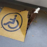 Podeaua tramvaiului 32, străpunsă exact unde e locul rezervat unei persoane cu handicap - Foto: Facebook/Cristina Melintescu