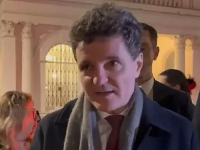 Președintele, așteptat de un grup de români în fața ambasadei din UK: „Nicușoare, nu mai sta, apără Justiția”. Mesajul șefului statului