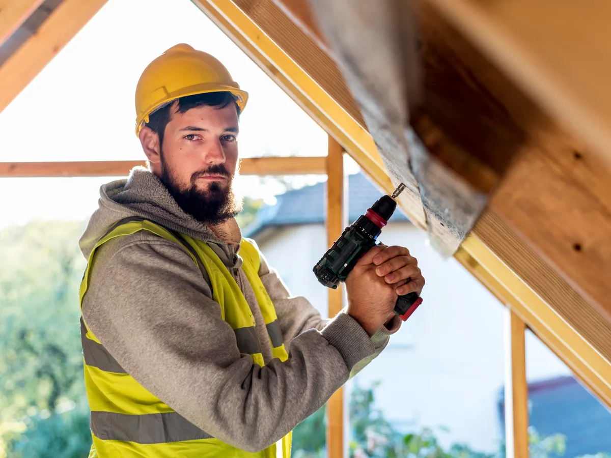 Ai nevoie de autorizație daca îți construiești o cameră la casă pe structură ușoară? Ce amendă riști să iei