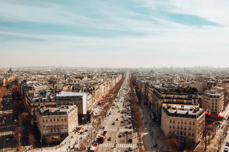 Avenue des Champs-&Eacute;lys&eacute;es, principala arteră comercială din Paris, capitala Franţei, o altă mare forţă economică a UE - Foto: Magnific.com/wirestock