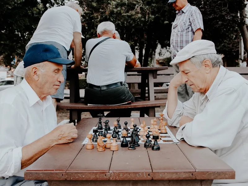 Pensionarii joacă șah în parc Foto: Unsplash.com/i Vlad Sargu