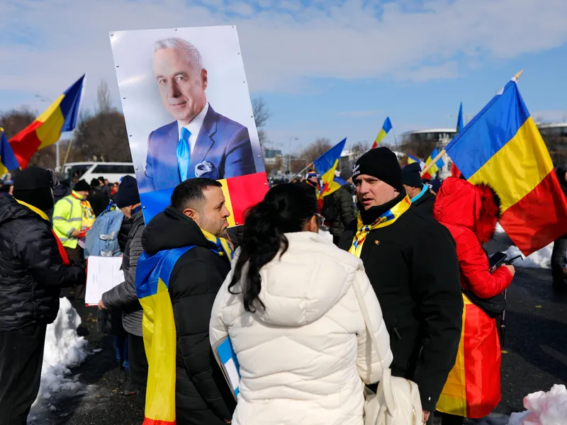 PROTESTE Călin Georgescu, „apărat” cu 5 bodyguarzi de 1.500 de simpatizanți.  - Foto: IQUAM PHOTOS / Mălina Norocea