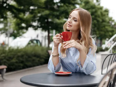 O femeie bea cafea - Foto: magnific (rol ilustrativ)