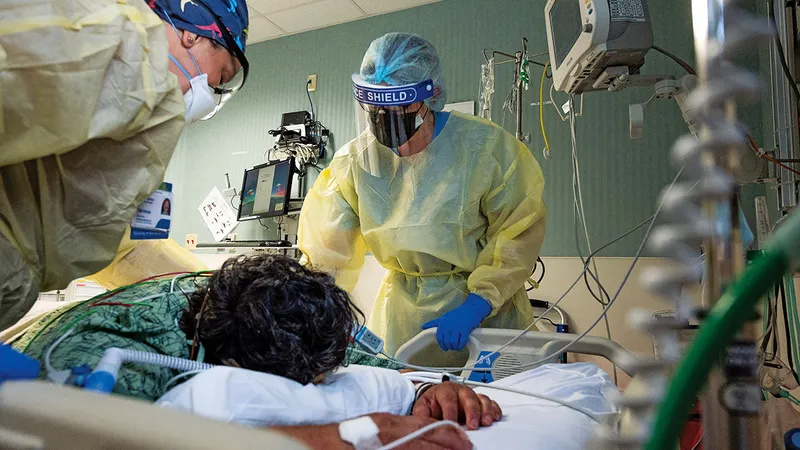 OPȚIUNI DE TRATAMENT Asistentele au grijă de un pacient cu COVID-19 la Spitalul „St. Joseph“ din Orange, California
