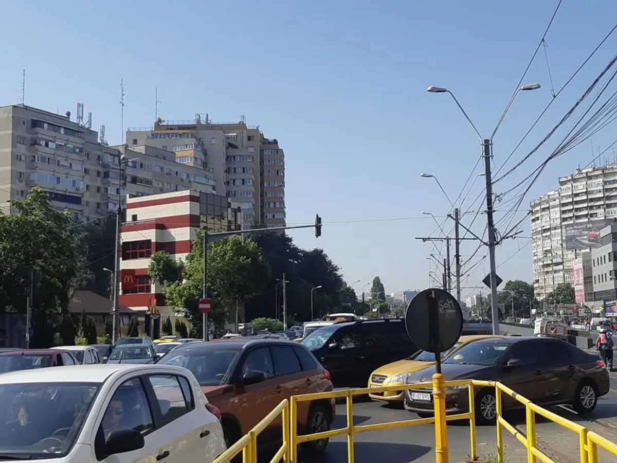 Un autobuz 641 încearcă să ajungă în stația de la Lujerului, Militari. Foto: Newsweek România/ Flavia Drăgan