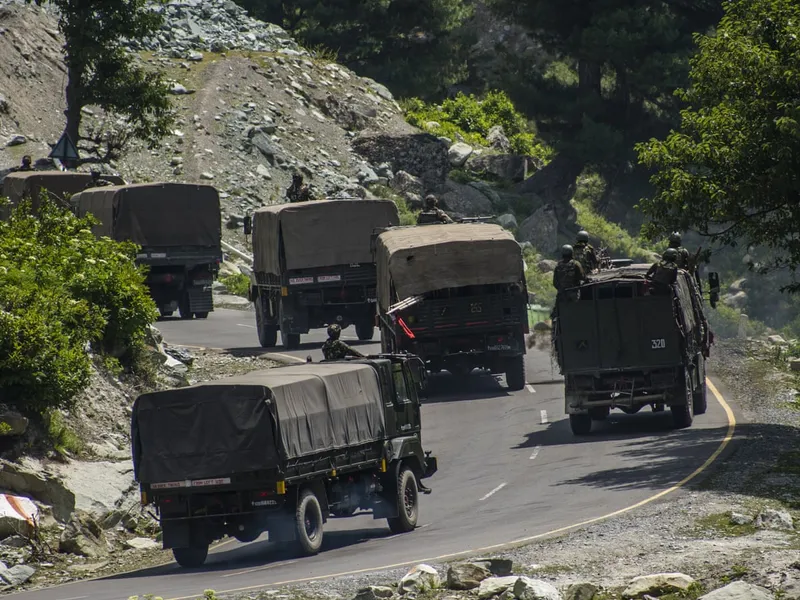 India a desfășurat peste 50.000 de soldați suplimentar către granița cu China/Foto: The Guardian