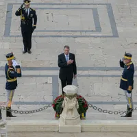 Eroii neamului nostru au fost şi continuă să fie adevărate simboluri ale abnegaţiei, ale curajului şi ale simţului datoriei, a afirmat preşedintele Klaus Iohannis. / Foto: digi24.ro