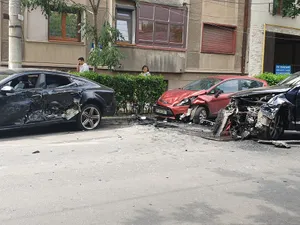 Așa arată mașinile după accidentul produs de șoferul ministrului Transporturilor Foto: Facebook/Ionela Arcanu