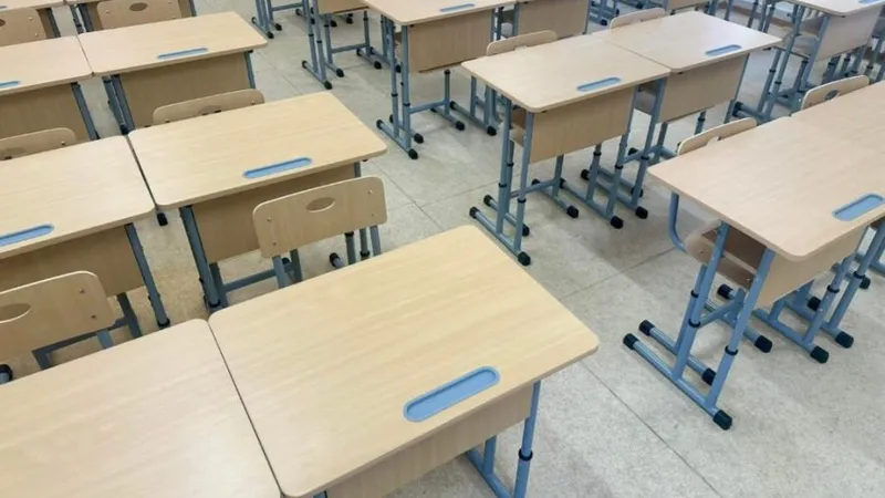 Primăria aruncă pisica în curtea Ministerului în scandalul băncilor prea mici pentru liceeni - Foto: ZDI