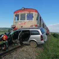 Un bărbat a murit după ce mașina sa a fost spulberată de un tren în Halta Bădeni din judeţul Iași/FOTO: zch.ro