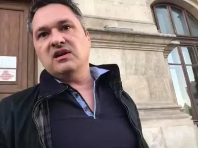 „Civilul” care le dădea ordine jandarmilor și care s-a certat cu cetățenii. FOTO: Captură Rezistența TV