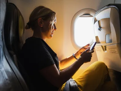 Ce se întâmplă, de fapt, când pasagerii nu își dau telefonul pe mod avion în timpul unui zbor - Foto: Profimedia images