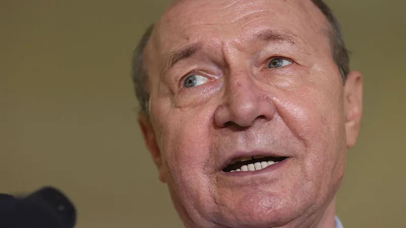 Traian Băsescu, la vot, în alegerile locale şi parlamentare - Foto: INQUAM PHOTOS/George Călin
