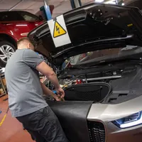 Mașinile electrice, cu 30% mai scump de reparat, în medie, decât automobilele pe benzină și diesel - Foto: caranddriver.com