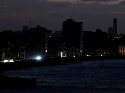 O țară întreagă a rămas în întuneric după ce reţeaua electrică națională a cedat
