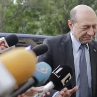 Traian Băsescu, accident de mașină în București după ce a lovit un semafor. „Am rupt oglinda” / Inquam Photo