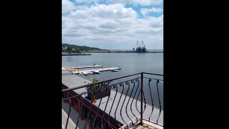 Dezamăgiți de ce au găsit în Constanța, doi români au fugit în vacanță, cu autocarul, la Balcic - Foto: captură video