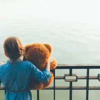 bandonată într-o pungă de plastic, în parc, o tânără își caută mama Foto: Freepik.com - rol ilustrativ