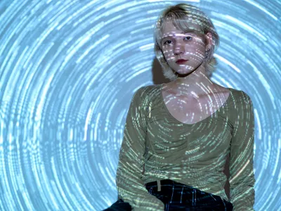 O femeie privește o iluzie optică - Foto: Freepik (rol ilustrativ)