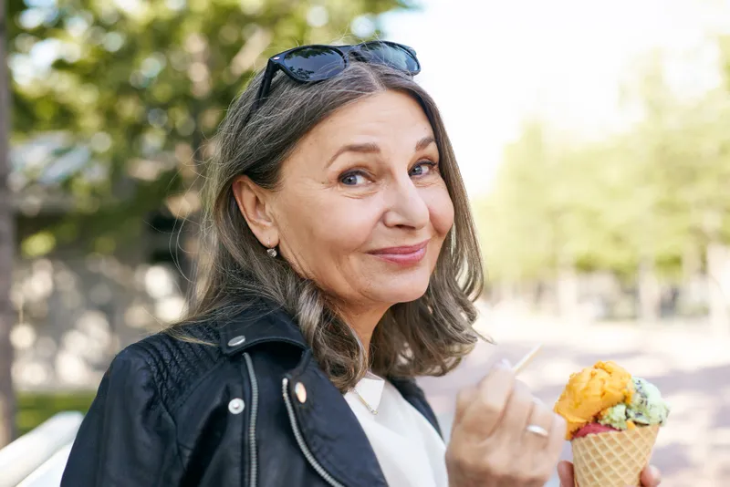 O pensionară gustă &icirc;nghețată - Foto: freepik