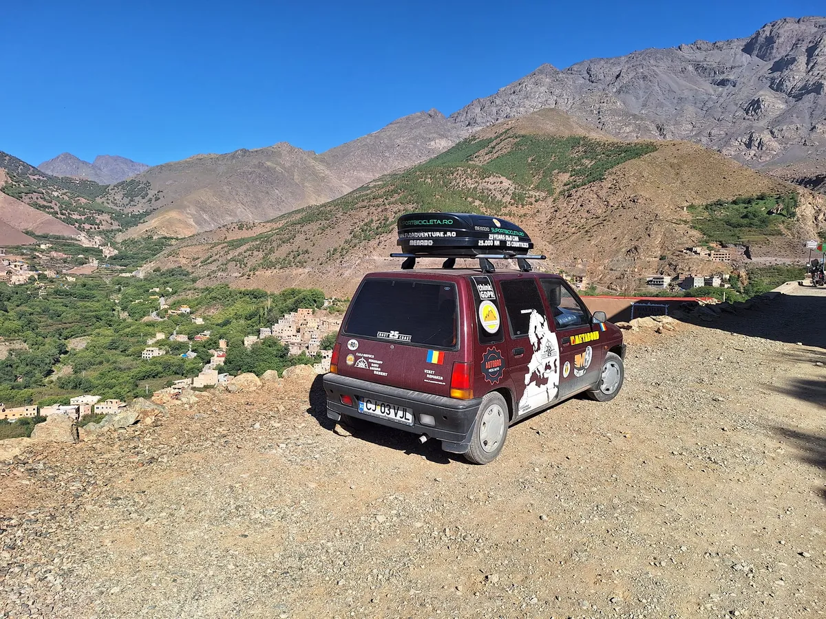 Aventură extremă! Doi români au traversat Europa, Africa și Asia cu un Tico. „Dor de slănină” - Foto: Facebook/Coast 25 Coast