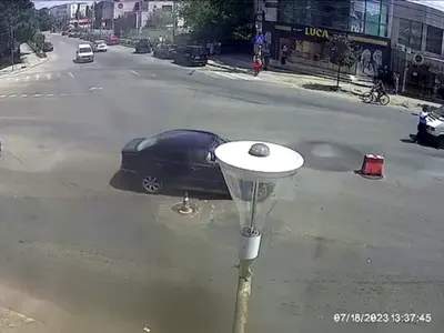 Un șofer a lovit intenționat un polițist local care dirija traficul. Făptașul a fost încătușat Foto: TeleM (captură video)