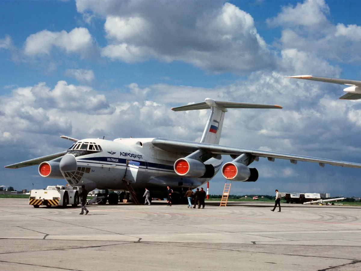 VIDEO Avion militar al Rusiei cu echipaj la bord, doborât în Sudan cu sistem antiaerian din China